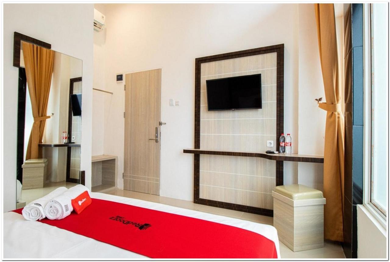 Reddoorz Plus @ Centrium Katamso Medan Exterior foto